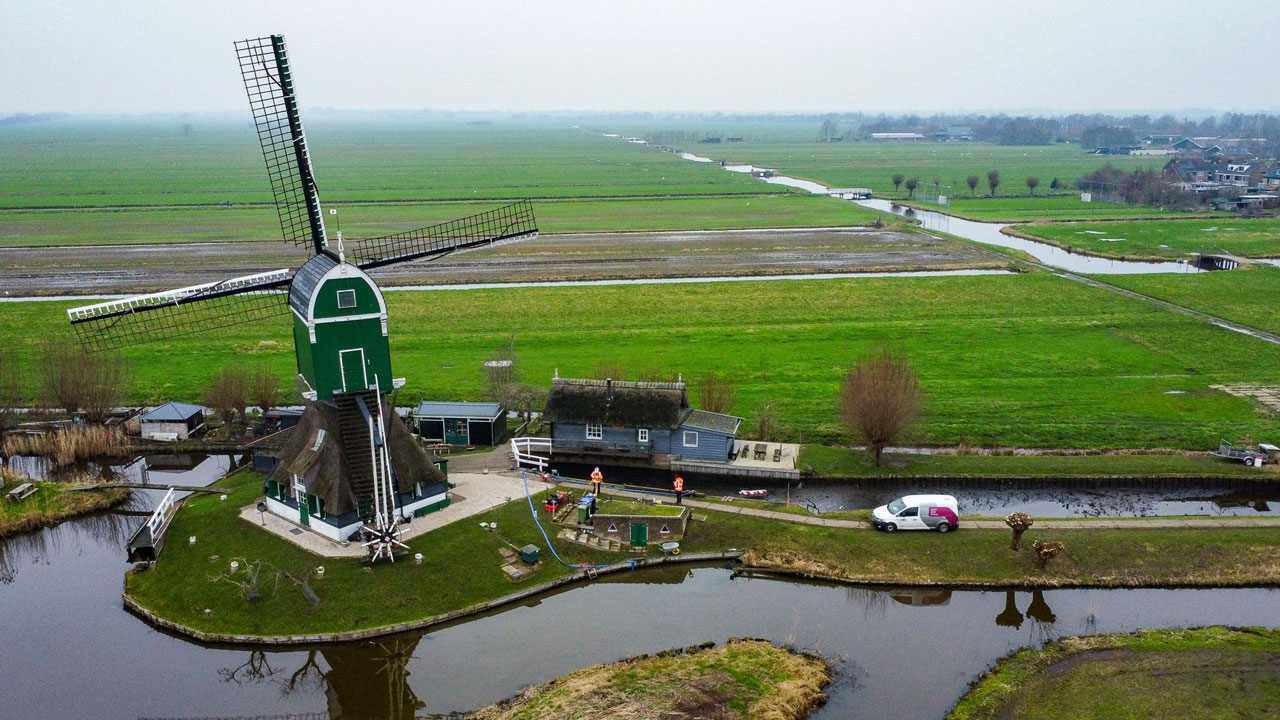 Inspectie bij traditionele molen in waterrijk landschap, onderdeel van drietrapsinspectie waterveiligheid door Tetra Tech
