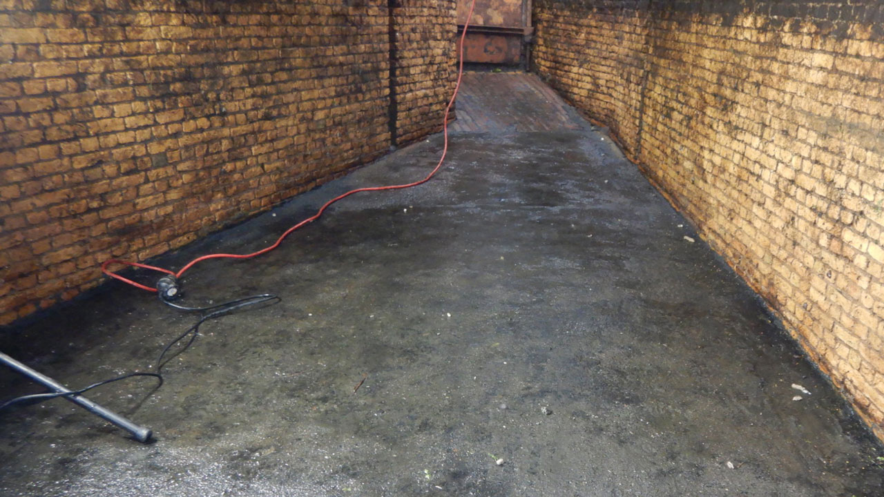 Natte doorgang met bekabeling bij moleninspectie, onderdeel van drietrapsaanpak voor waterveiligheid door Tetra Tech