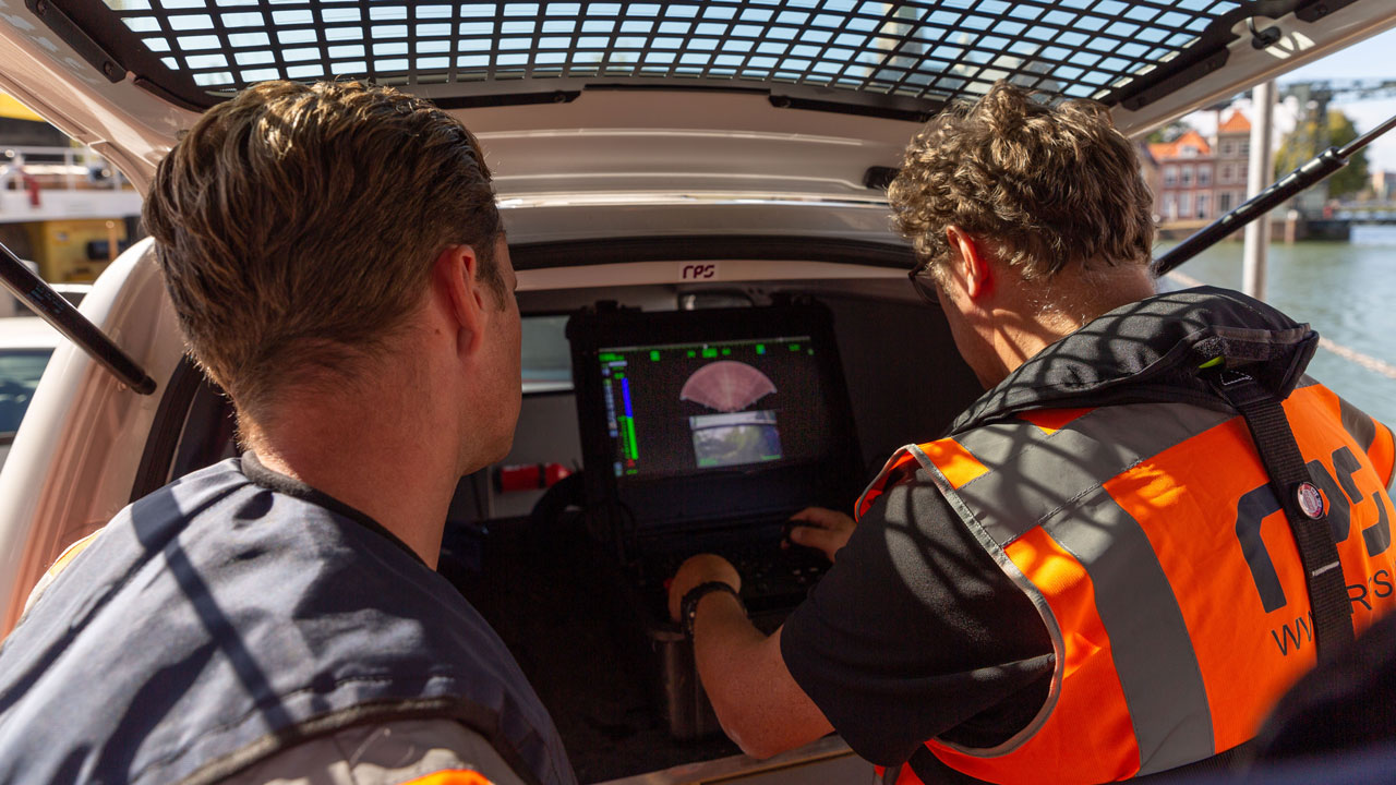 Medewerkers analyseren inspectiedata in voertuig bij waterbouwkundig kunstwerk – inzet van technologie voor infrastructuurbeheer