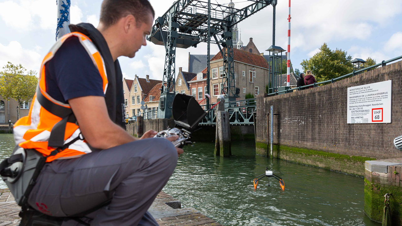 Inspectie van brugconstructie met drone bij afgesloten vaarroute – Tetra Tech past innovatieve technieken toe op civiele kunstwerken