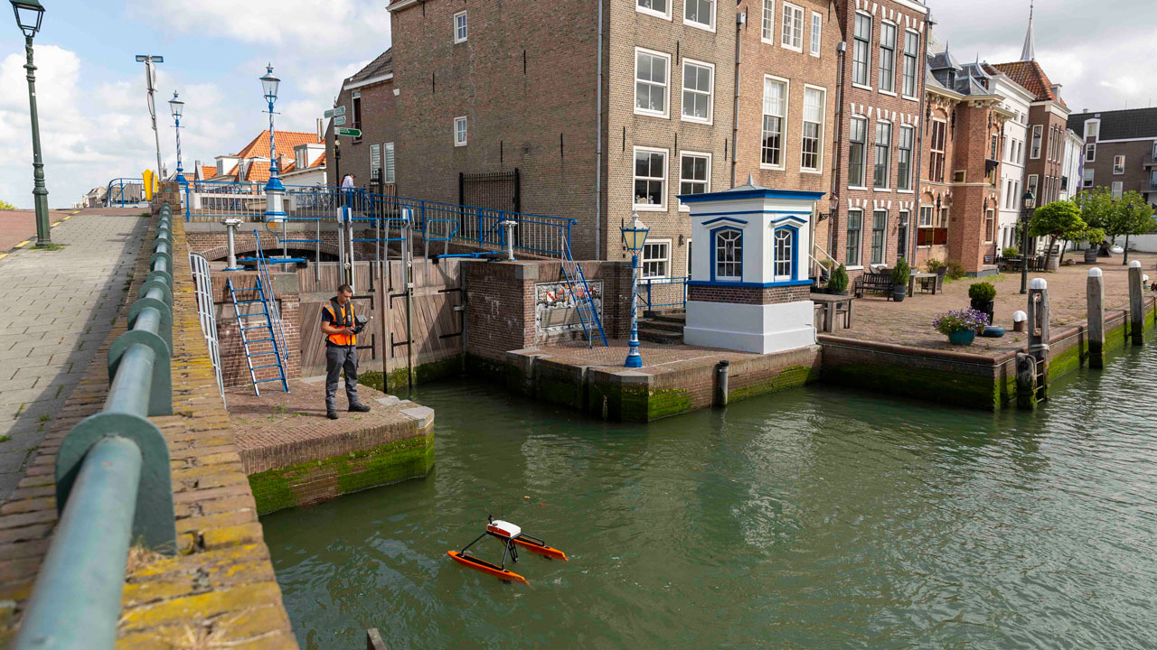 Inspectie van waterbouwkundig kunstwerk met drijvende robot bij kade – Tetra Tech past moderne technieken toe op historische infrastructuur