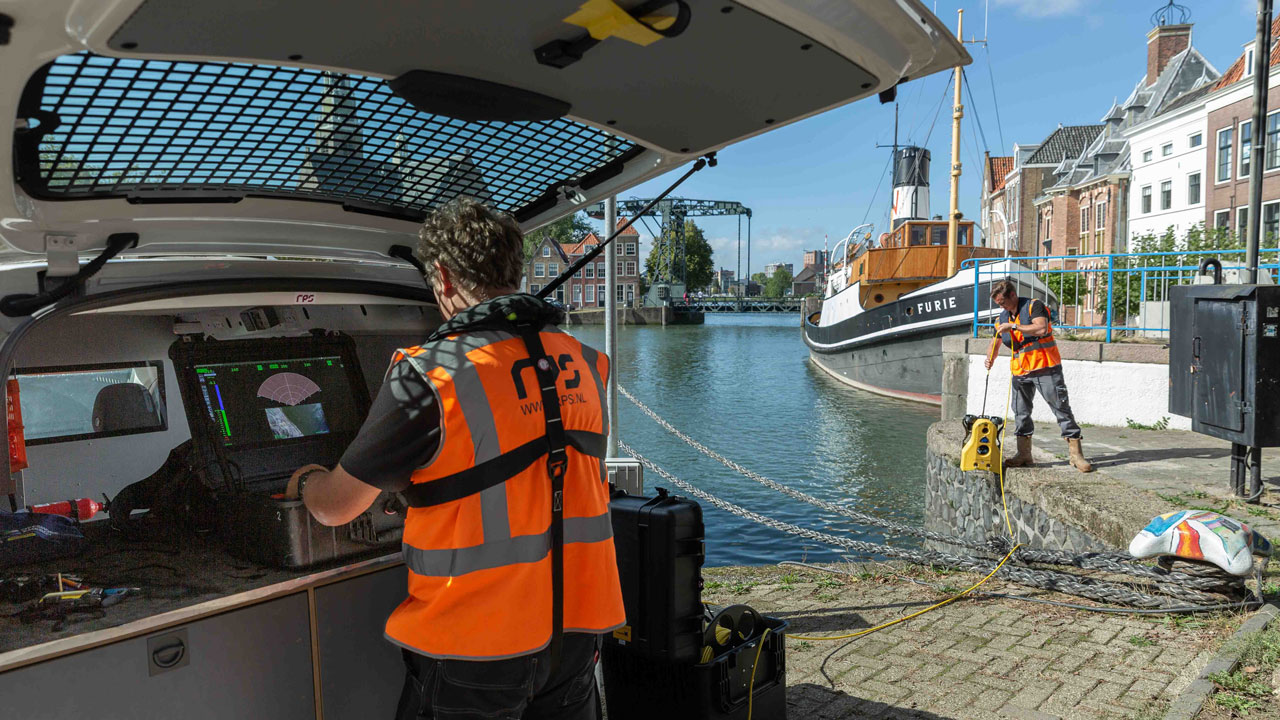 Tetra Tech-team voert inspectie uit bij waterbouwkundig kunstwerk met meetapparatuur en kabels – inzet van technologie voor infrastructuurbeheer