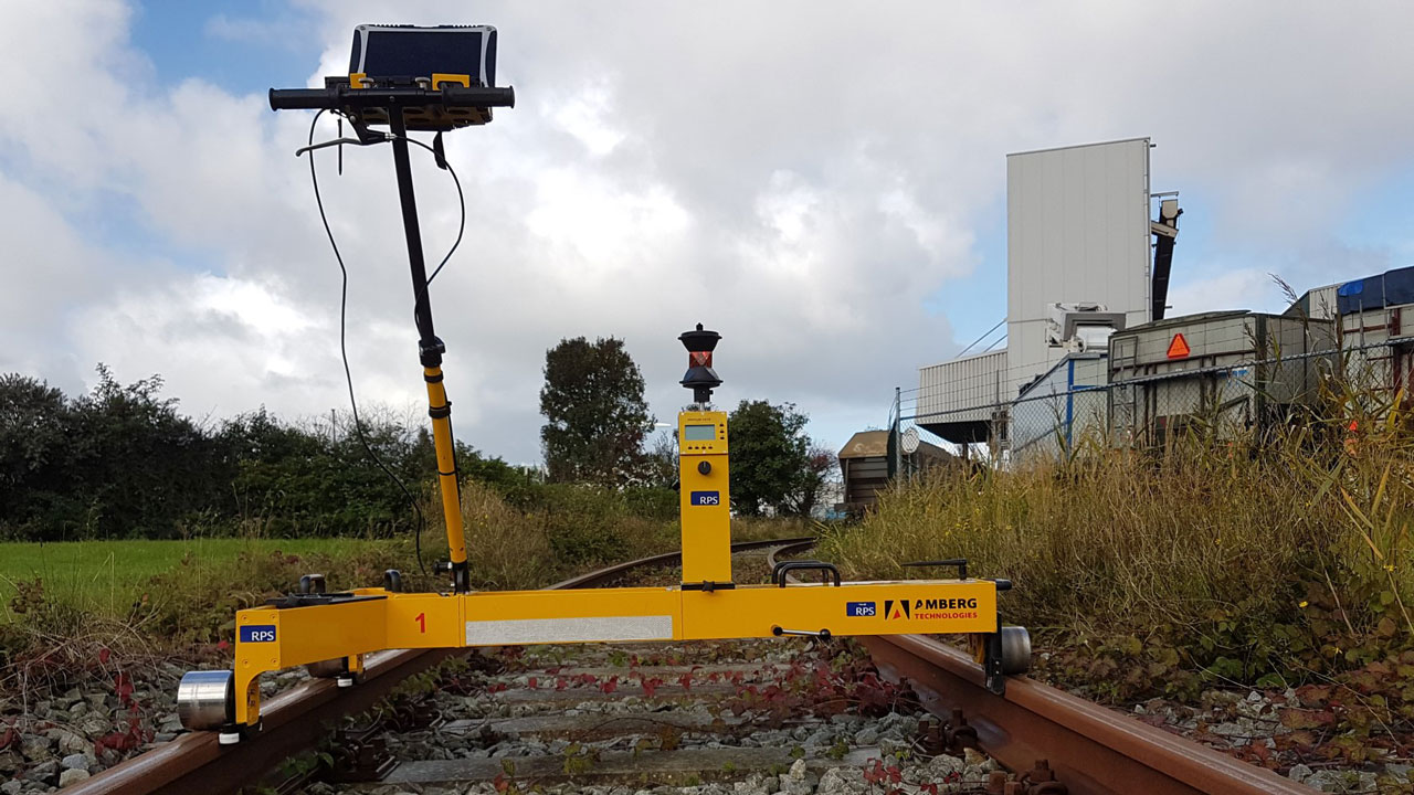 Spoormeetsysteem met sensoren en laptop op rails, gebruikt voor nauwkeurige landmeting en inspectie van spoorinfrastructuur