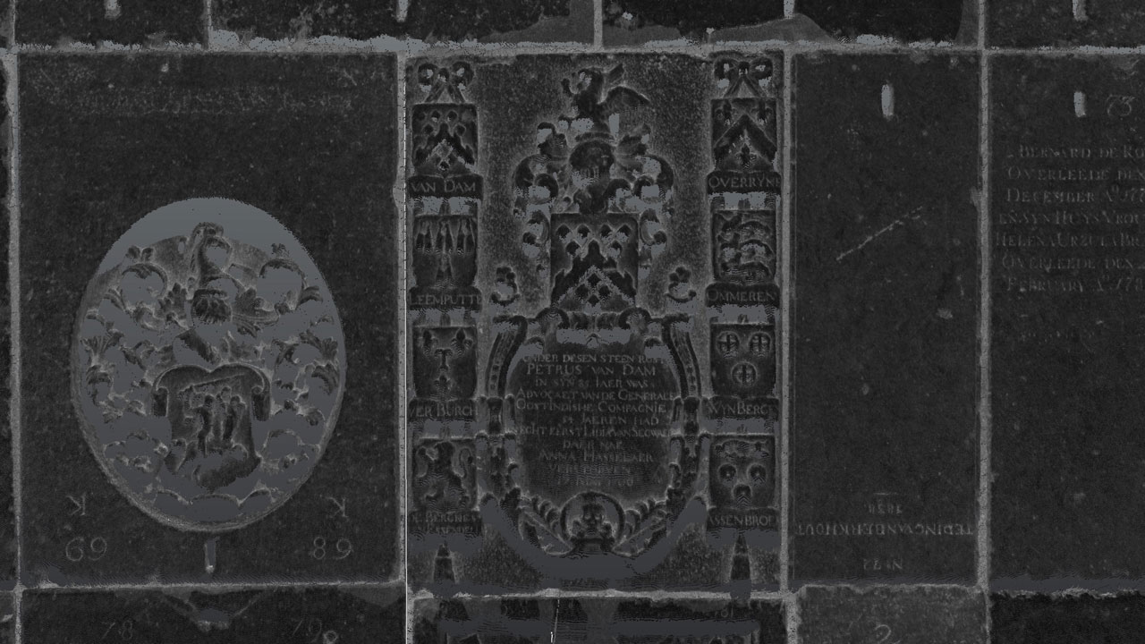 Gegraveerde grafstenen in de Oude Kerk Amsterdam, met familiewapens en inscripties uit 1763, vastgelegd tijdens erfgoedmeting