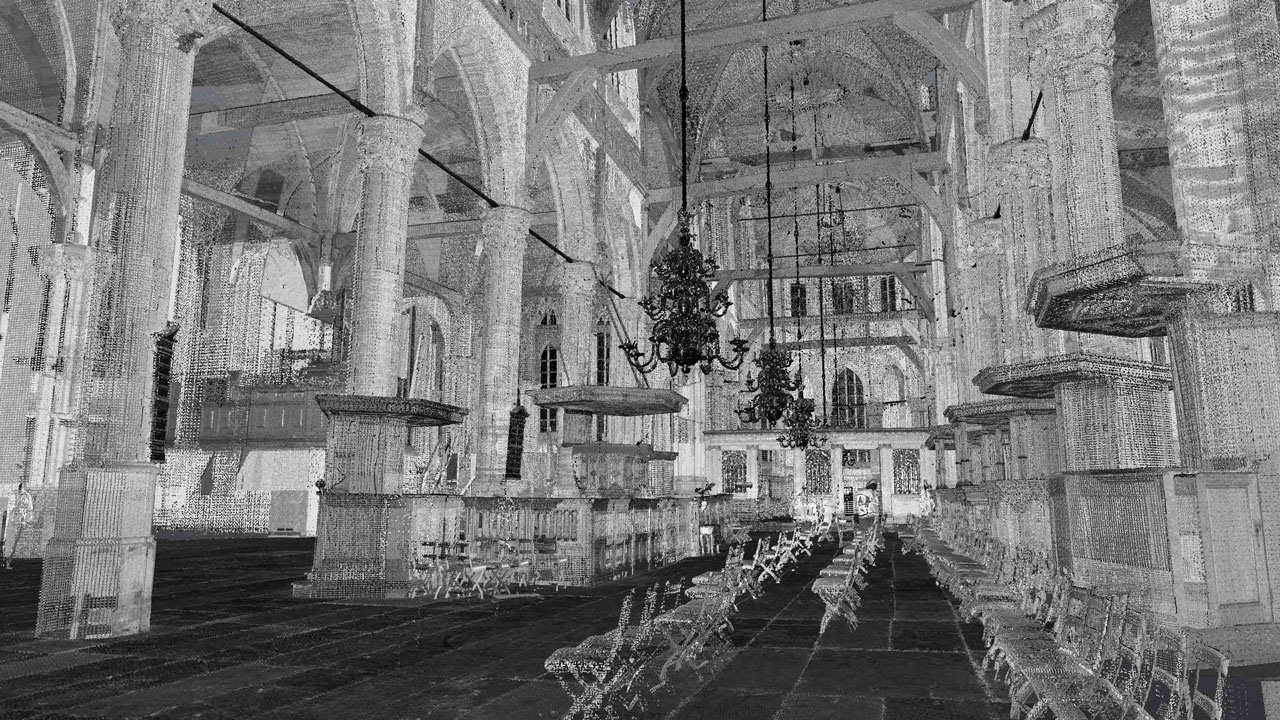 3D-puntenwolk van interieur Oude Kerk Amsterdam met zuilen, gewelven en stoelen, vastgelegd voor digitale erfgoeddocumentatie