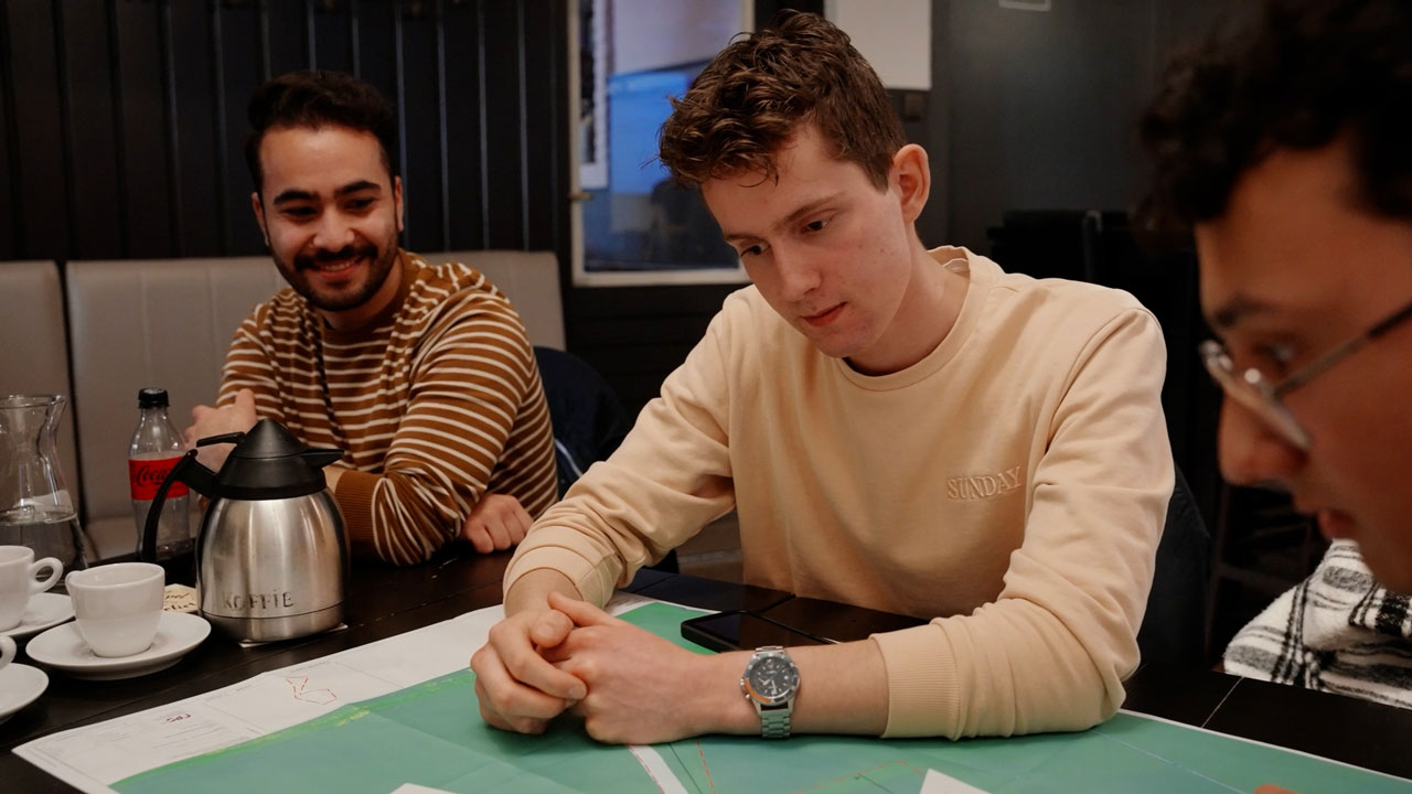 Studenten bestuderen ecologische verbindingszones aan tafel