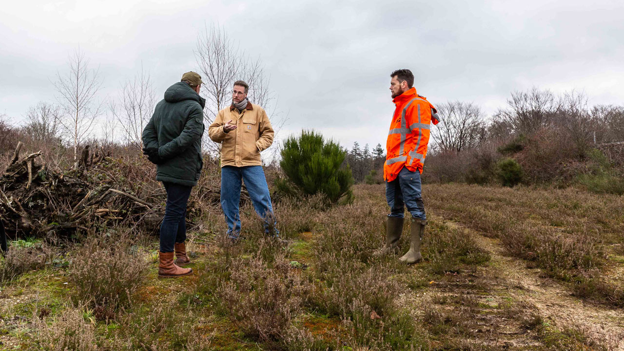 Drie experts inspecteren terrein voor natuurbrug, bevorderen veilige verbinding tussen leefgebieden voor mens en dier