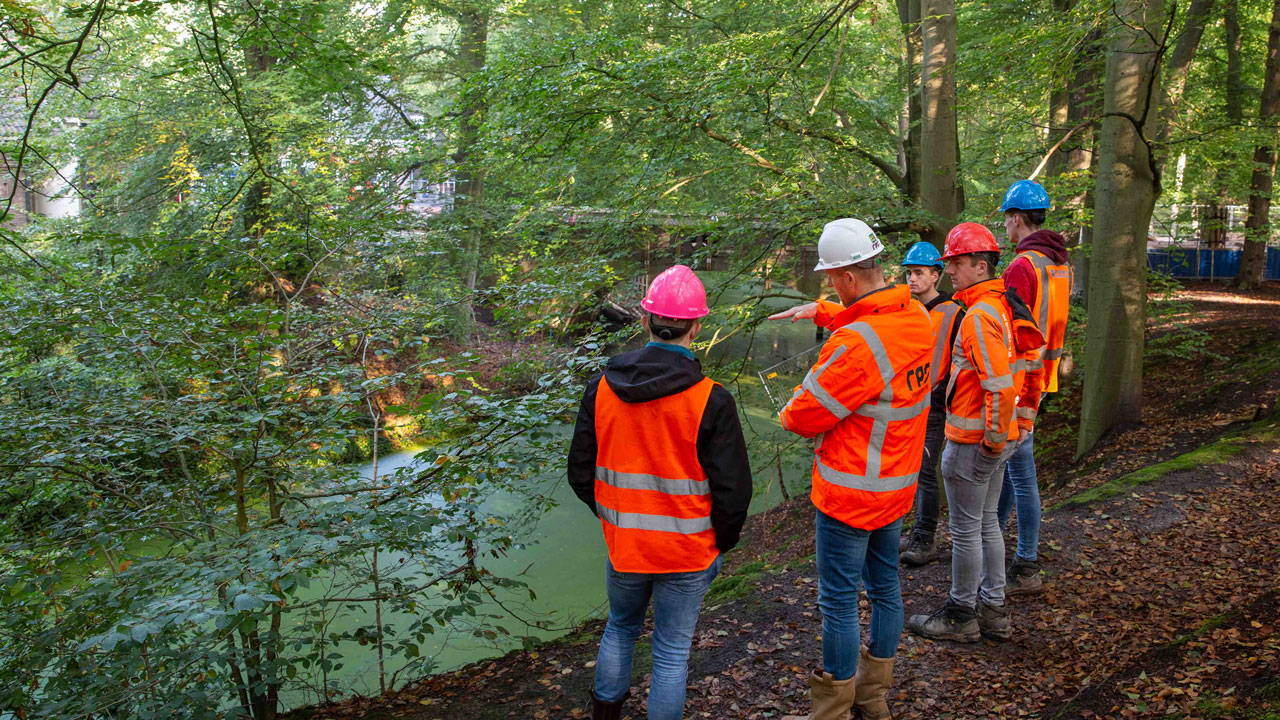 Infra-studenten en experts inspecteren omgeving boogbrug Naarden – samenwerking aan erfgoed in groene, waterrijke setting