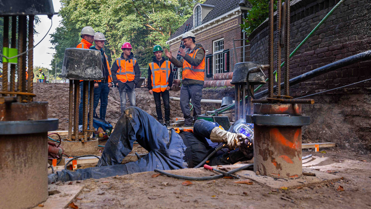 Studenten en vakmensen werken samen aan renovatie boogbrug Naarden – moderne lastechniek toegepast op historisch rijksmonument