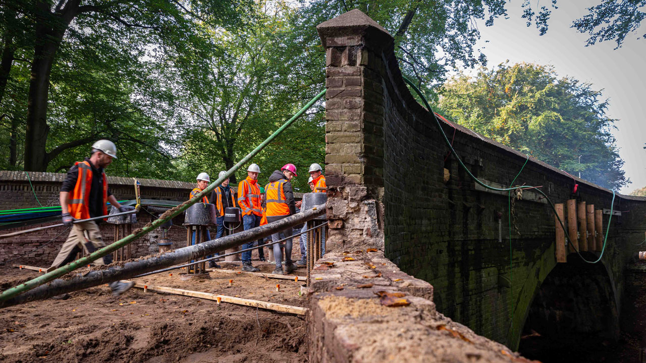 Renovatie van historische boogbrug in Naarden – infra-studenten en vaklieden combineren moderne technieken met erfgoedbehoud