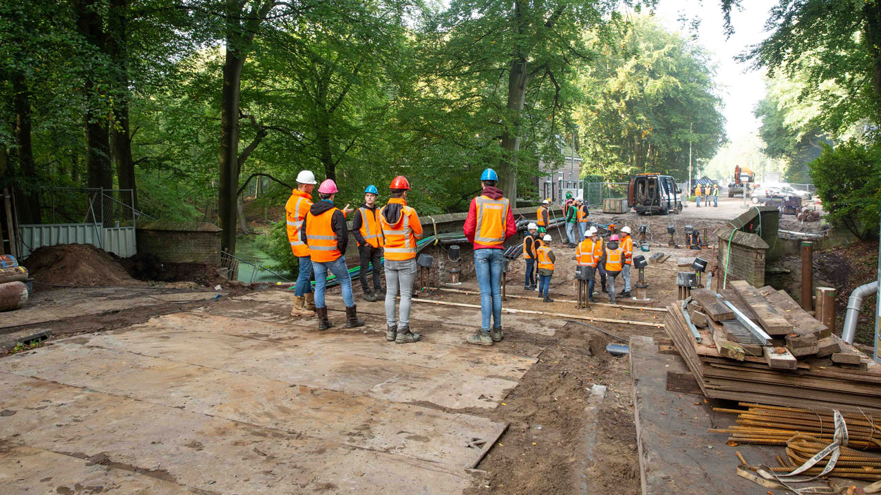 Renovatie boogbrug Naarden door studenten en vaklieden – moderne bouwtechniek in historische omgeving