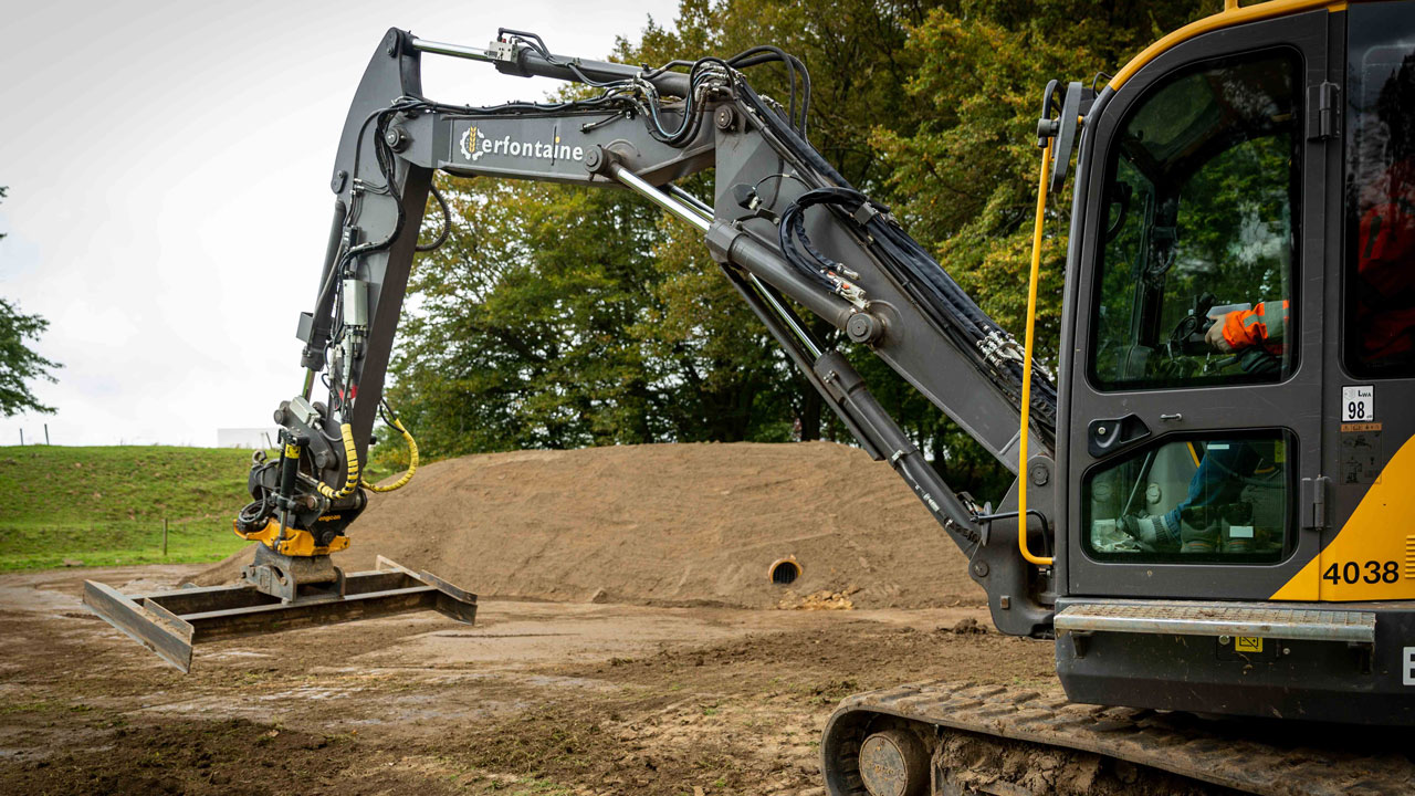 Graafmachine van Cerfontaine bij aanleg dassenburcht in Heerlen – natuurontwikkeling en bescherming van leefgebied in uitvoering