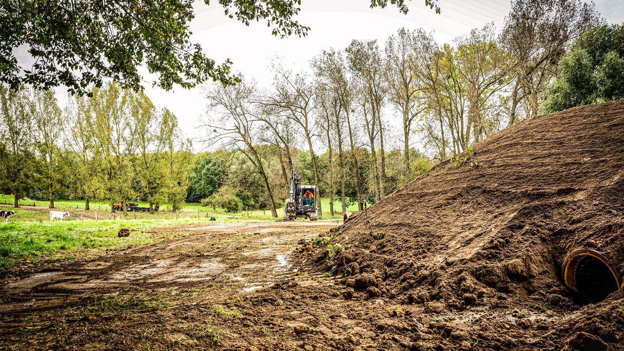 Grondwerkzaamheden in groen landschap voor aanleg nieuwe dassenburcht in Heerlen – balans tussen natuur en infrastructuur