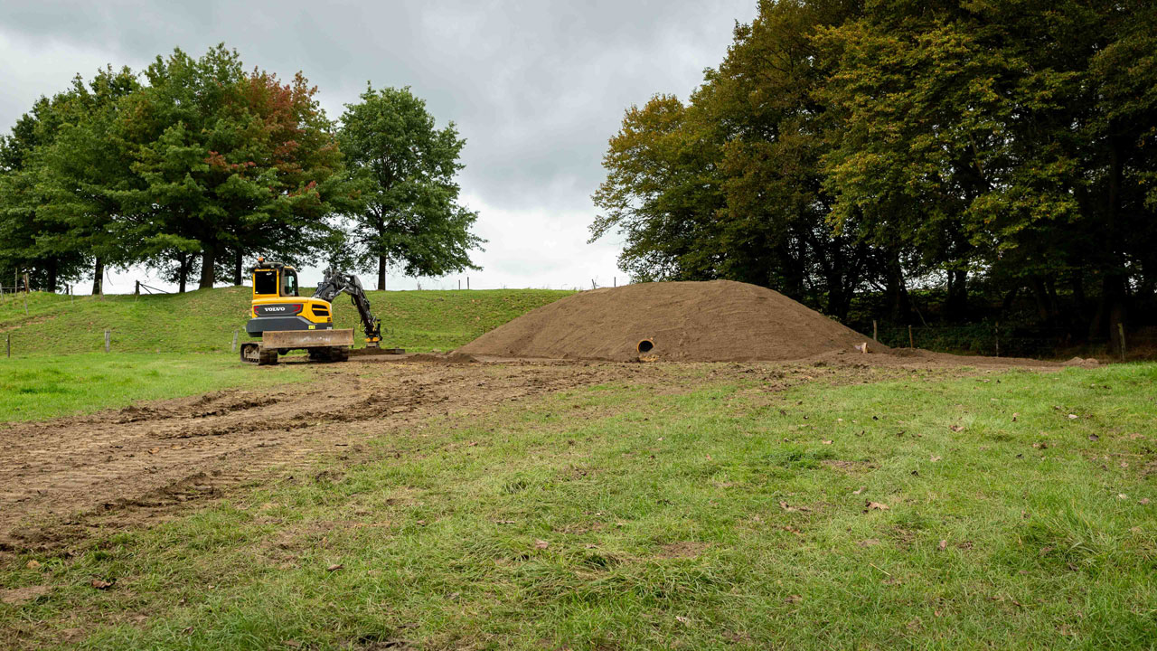 Aanleg nieuwe dassenburcht in Heerlen met graafmachine – natuurbescherming en ecologische verbindingen in balans met infrastructuur