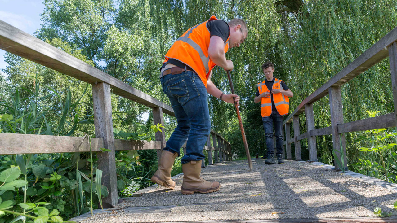 Inspectie van brug door twee mannen