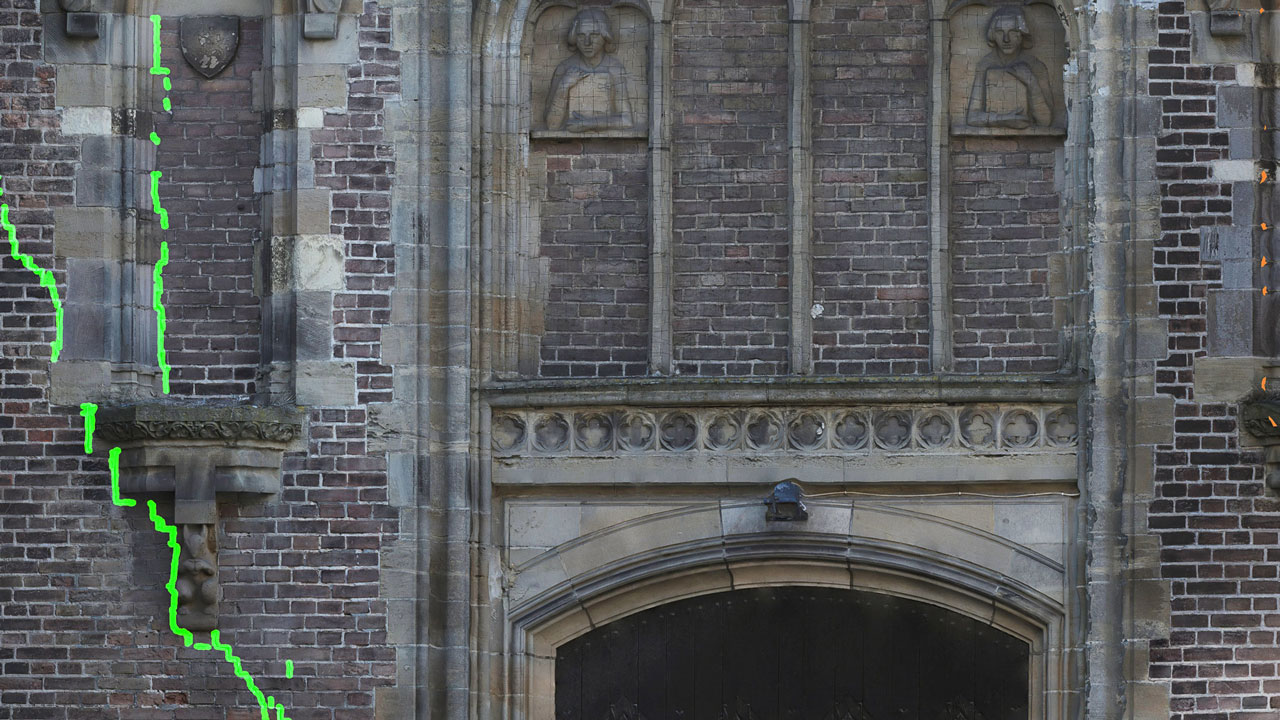 Verticale scheur in gevel van historisch gebouw, gemarkeerd voor AI-analyse van structurele schade en onderhoudsinspectie