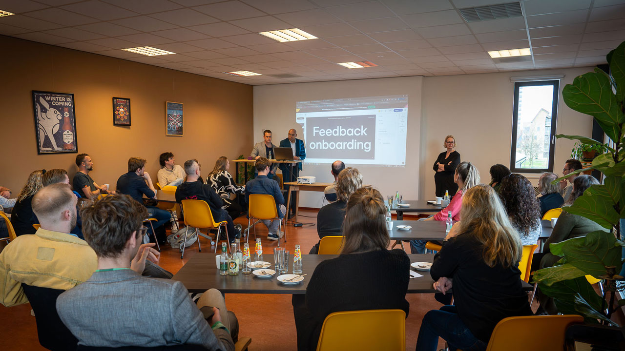 Nieuwe Talenten tijdens onboardingsessie, een interactieve middag over feedback en een sprankelende start van hun loopbaan