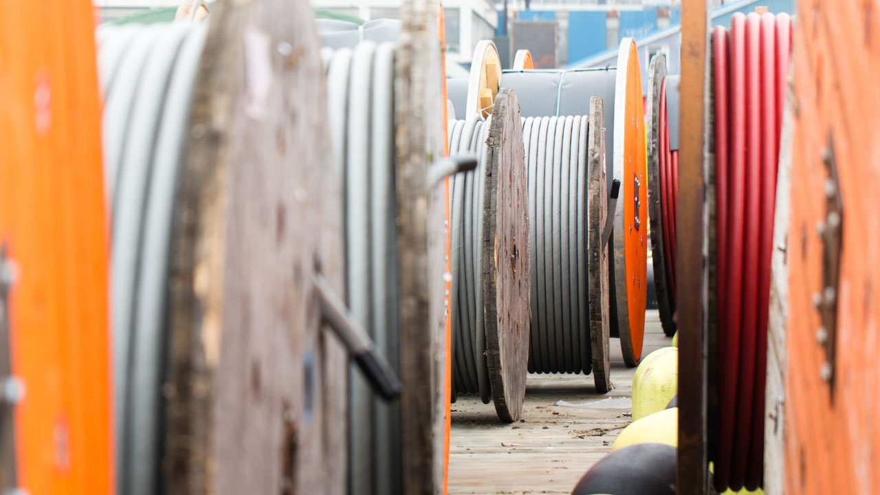 Grote kabelhaspels op industrieterrein, symbool voor uitbreiding hoogspanningsnetwerk en samenwerking tussen Stedin en Tetra Tech