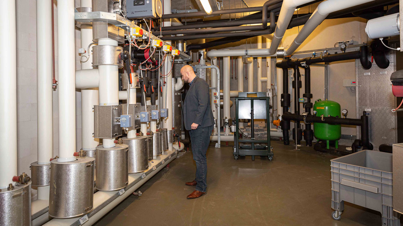 Technisch installatieruimte met leidingen en apparatuur, illustratie van strategisch vastgoedbeheer en gebouwprestaties