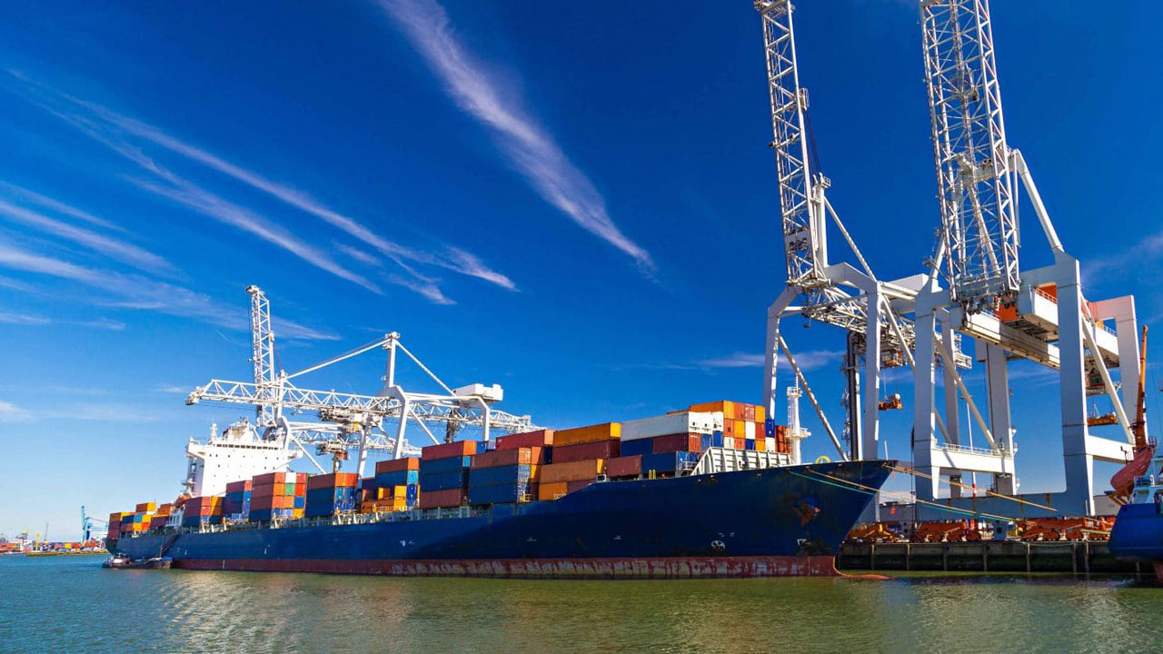 Containerschip aan kade met kranen in actie, onderdeel van Tetra Tech-monstercampagne met Havenbedrijf Rotterdam voor milieuonderzoek in de haven