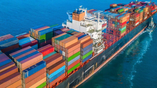 Vrachtschip met containers op water, onderdeel van Tetra Tech-monstercampagne met Havenbedrijf Rotterdam voor bodem- en wateronderzoek