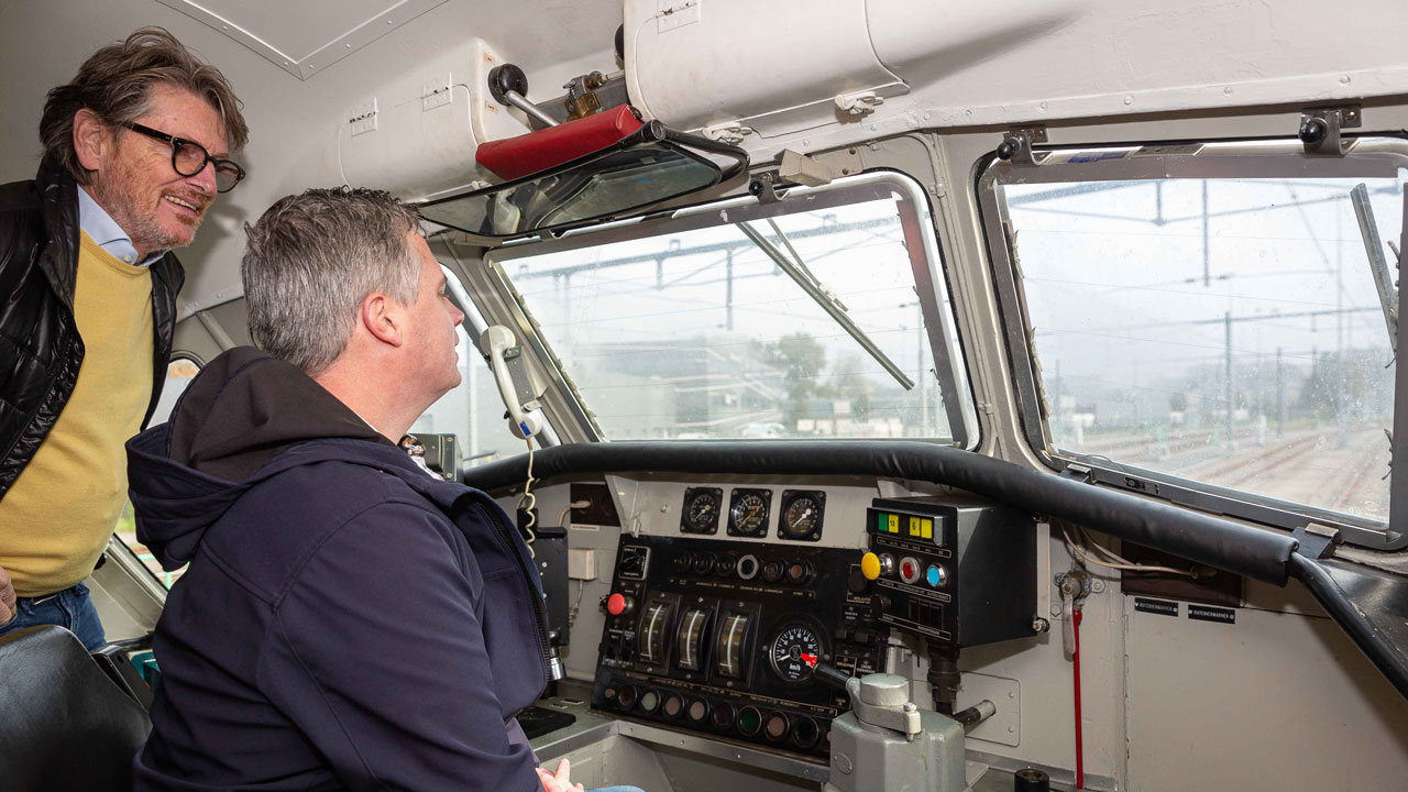 Cabine van Hondekop-trein met Herman als bestuurder
