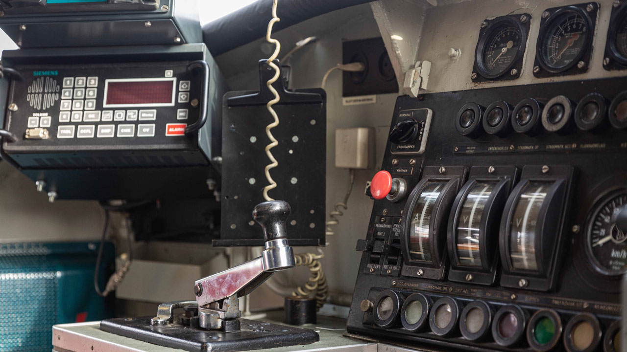 Cockpit van Hondenkop Trein met instrumentenpaneel en bediening