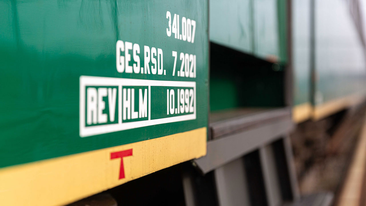 Detail van Hondekop-trein met opschriften 341.007, GES.RSD. 7.2021 en REV HLM 10.1992