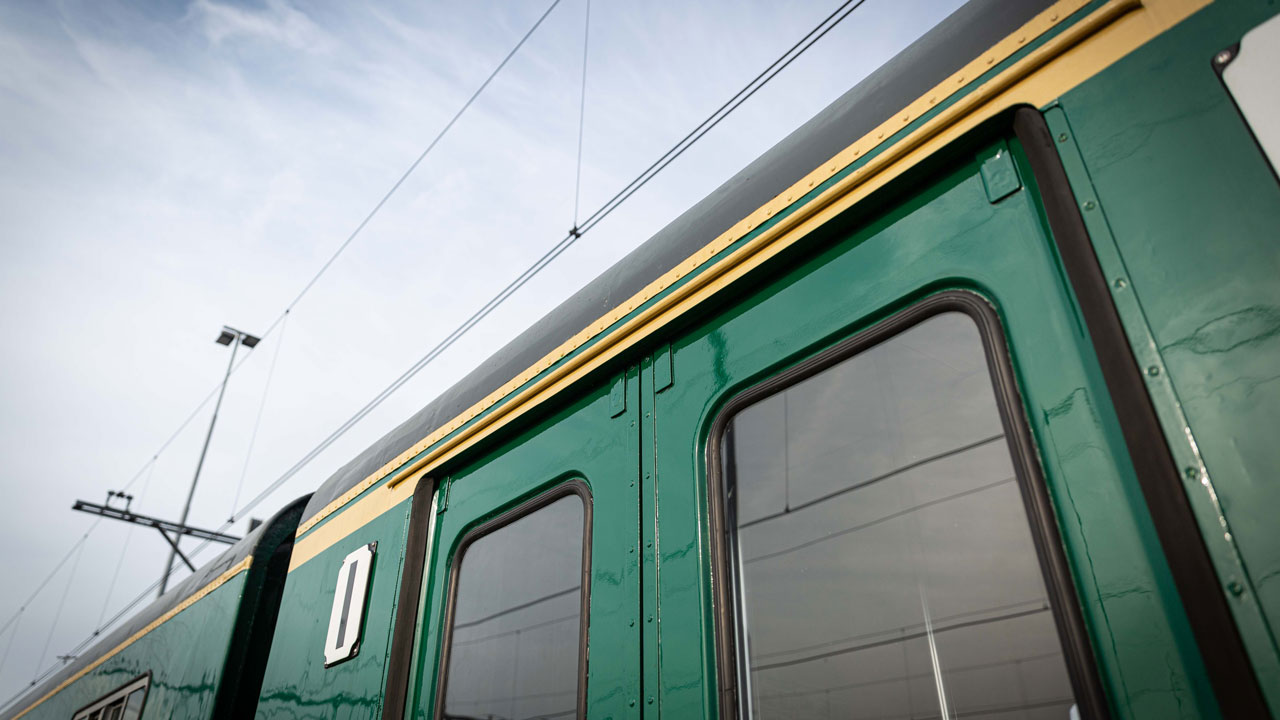 Detail van Hondekop-trein: eerste klas rijtuig met nummer 1 en grote ramen, onderdeel van Tetra Tech-restauratie op spoor