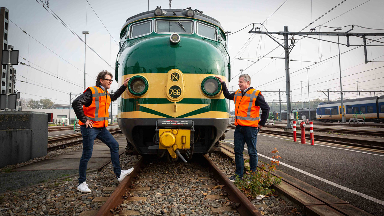 Groene Hondekop 766 op spoor met Erik en Herman in oranje hesjes: startsein voor restauratie op emplacement
