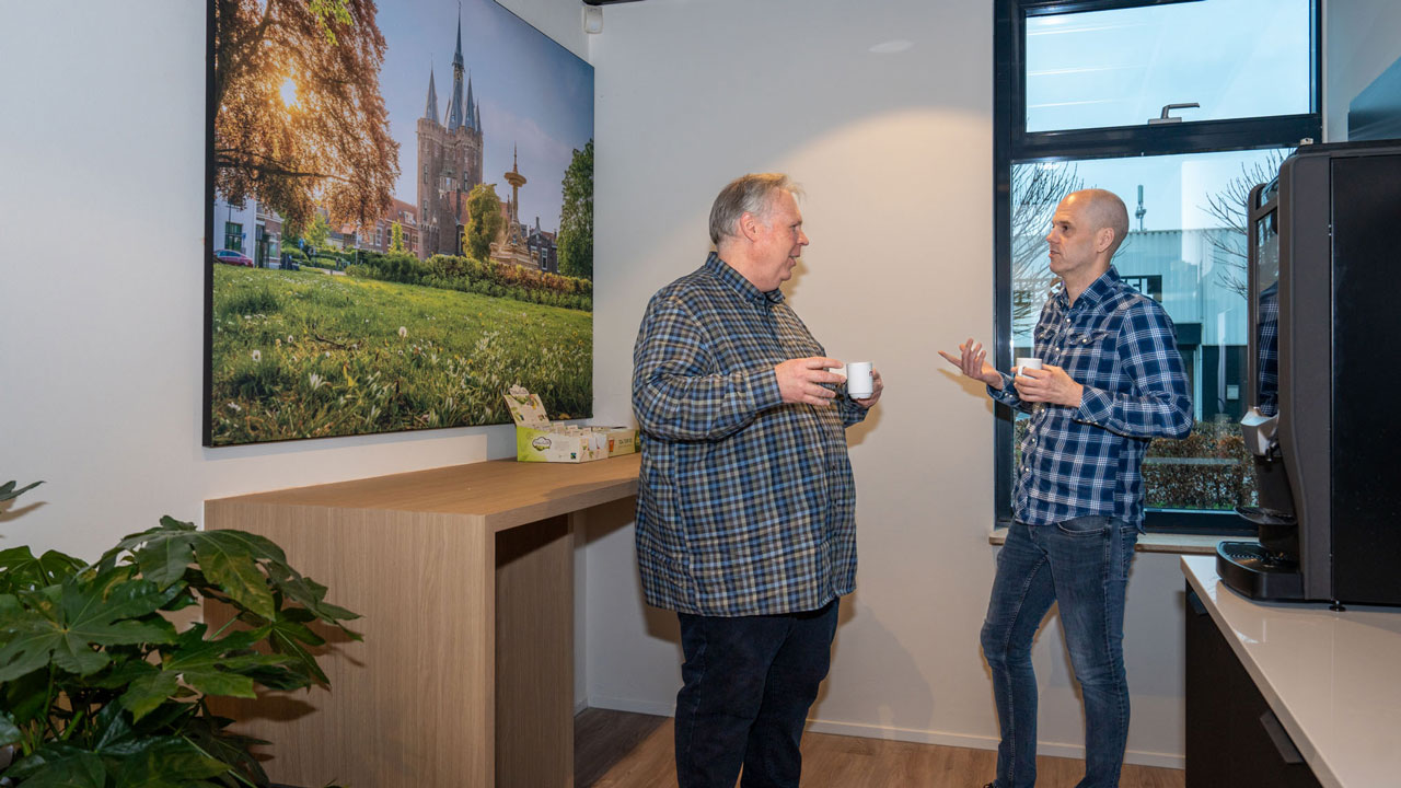 Jacob Steenhuis en Harry Tammes overleggen voor koffiezetapparaat in nieuwe kantine van Zwolle