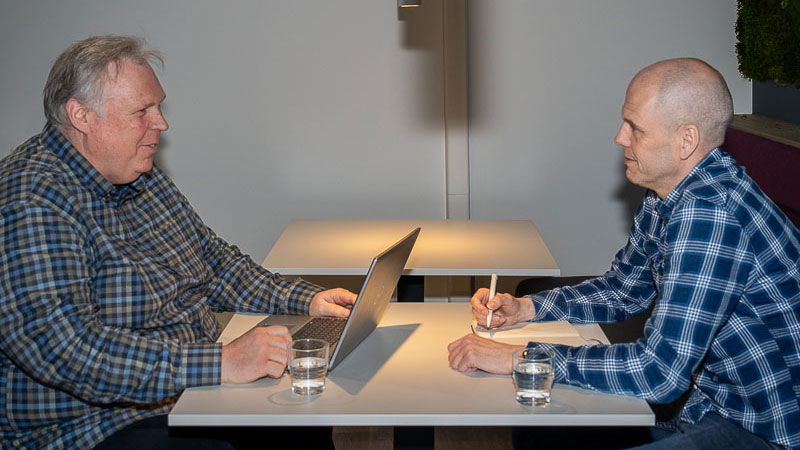 Harry Tammes en Jabob Steenhuis overleggen aan lunchtafel in de nieuwe kantine van het kantoor in Zwolle