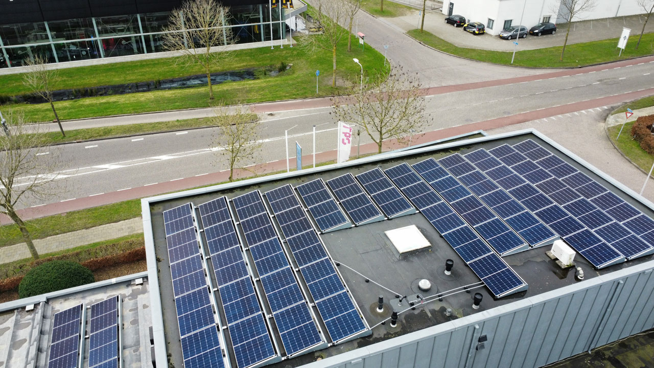 Nieuw geplaatste zonnepanelen op het dak van ons kantoor in Zwolle, een verduurzamingsmaatregel om ons kantoor te verduurzamen