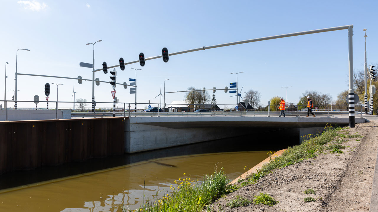 Nieuwe brug over kanaal bij Vredenburghlaan met voetgangers – onderdeel van duurzame infrastructuurontwikkeling in Utrecht