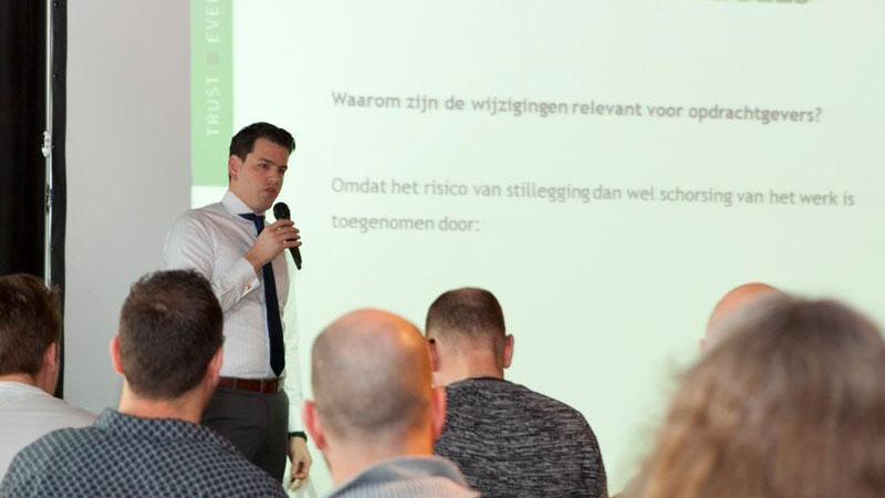 Trainer licht nieuwe regelgeving toe tijdens asbestherkenningstraining voor professionals