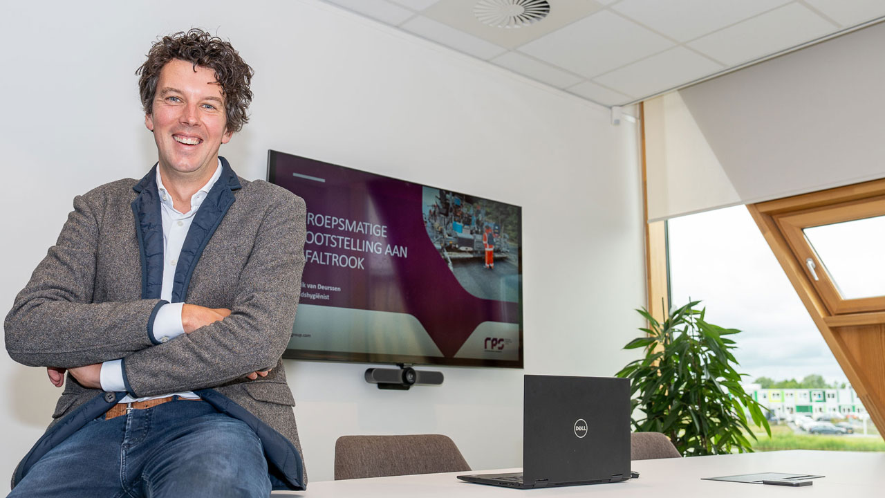 Erik van Deurssen presenteert over blootstelling aan asfaltrook tijdens bijeenkomst over veiligheid in de wegenbouw