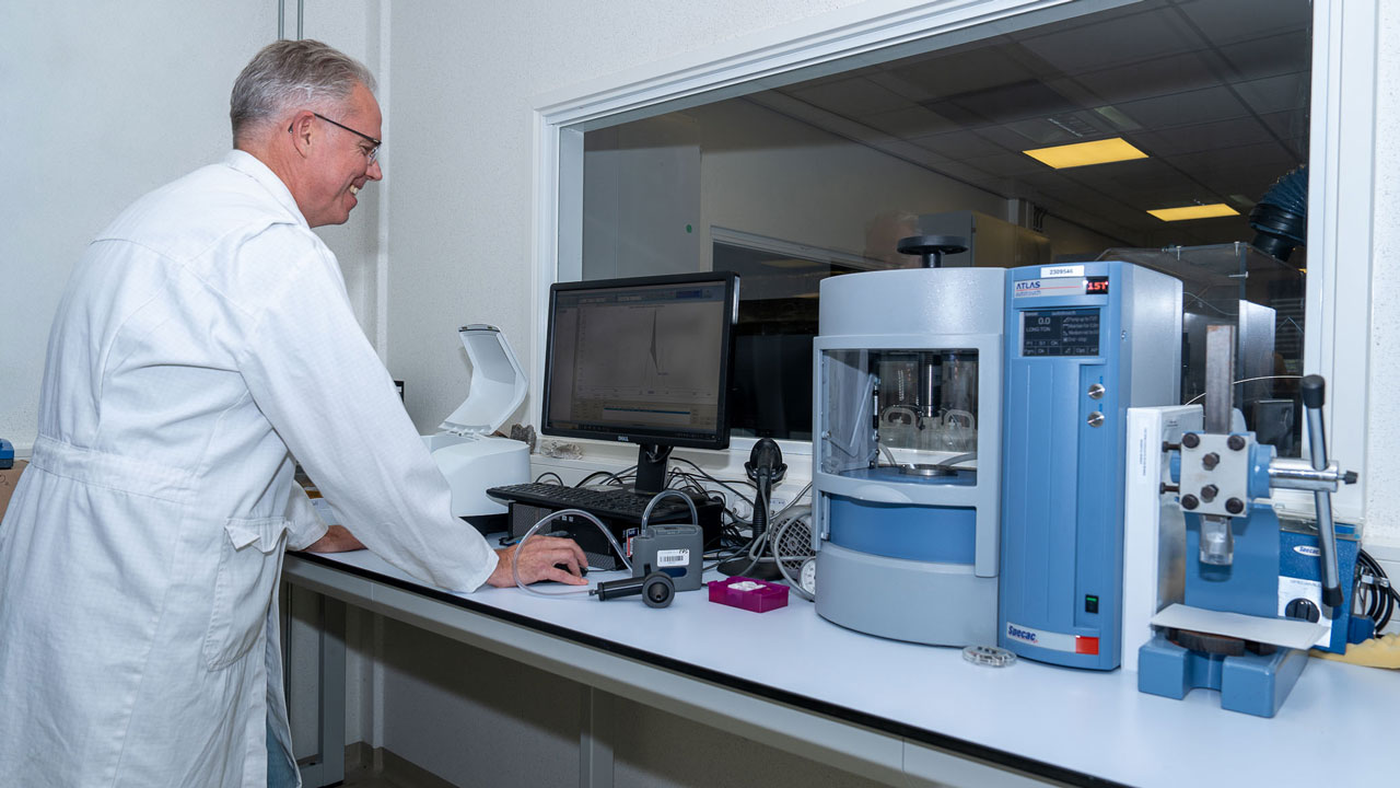 Laboratoriumonderzoek naar schadelijke stoffen in asfaltrook. Analist analyseert monsters in laboratorium