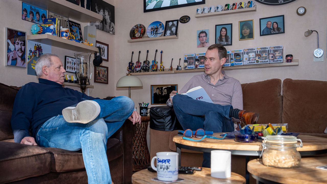 Twee mannen in een woonkamer