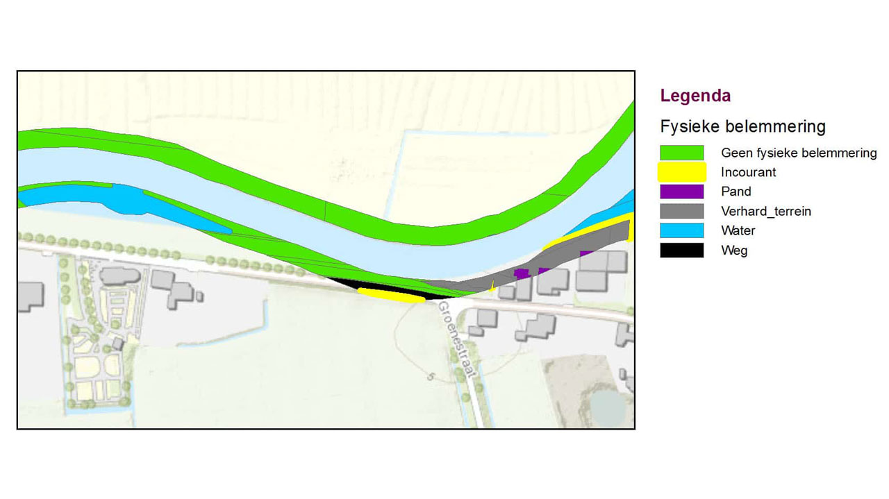 Kaart met fysieke belemmeringen langs rivier, toont panden, wegen en water als input voor locatiekeuze natuurvriendelijke oevers