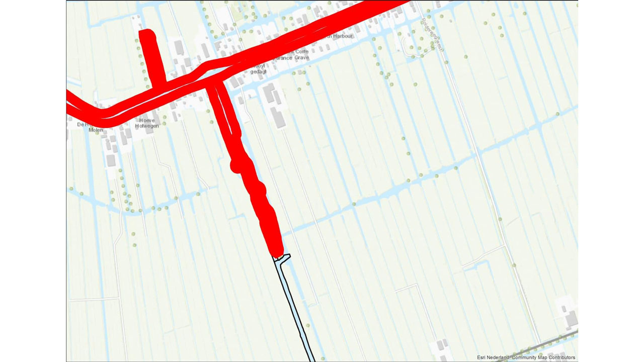 Kaart met rode lijnen die routes of barrières markeren langs watergangen, gebruikt voor analyse van geschikte locaties voor natuurvriendelijke oevers
