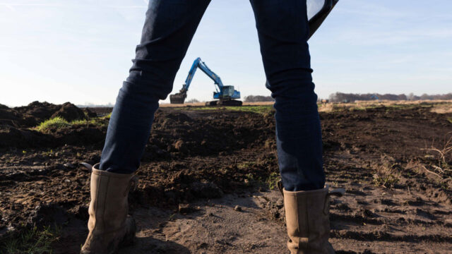 Werkzaamheden in nat natuurgebied met graafmachine. Inzet in herstel en beheer Oostelijke Vechtplassen