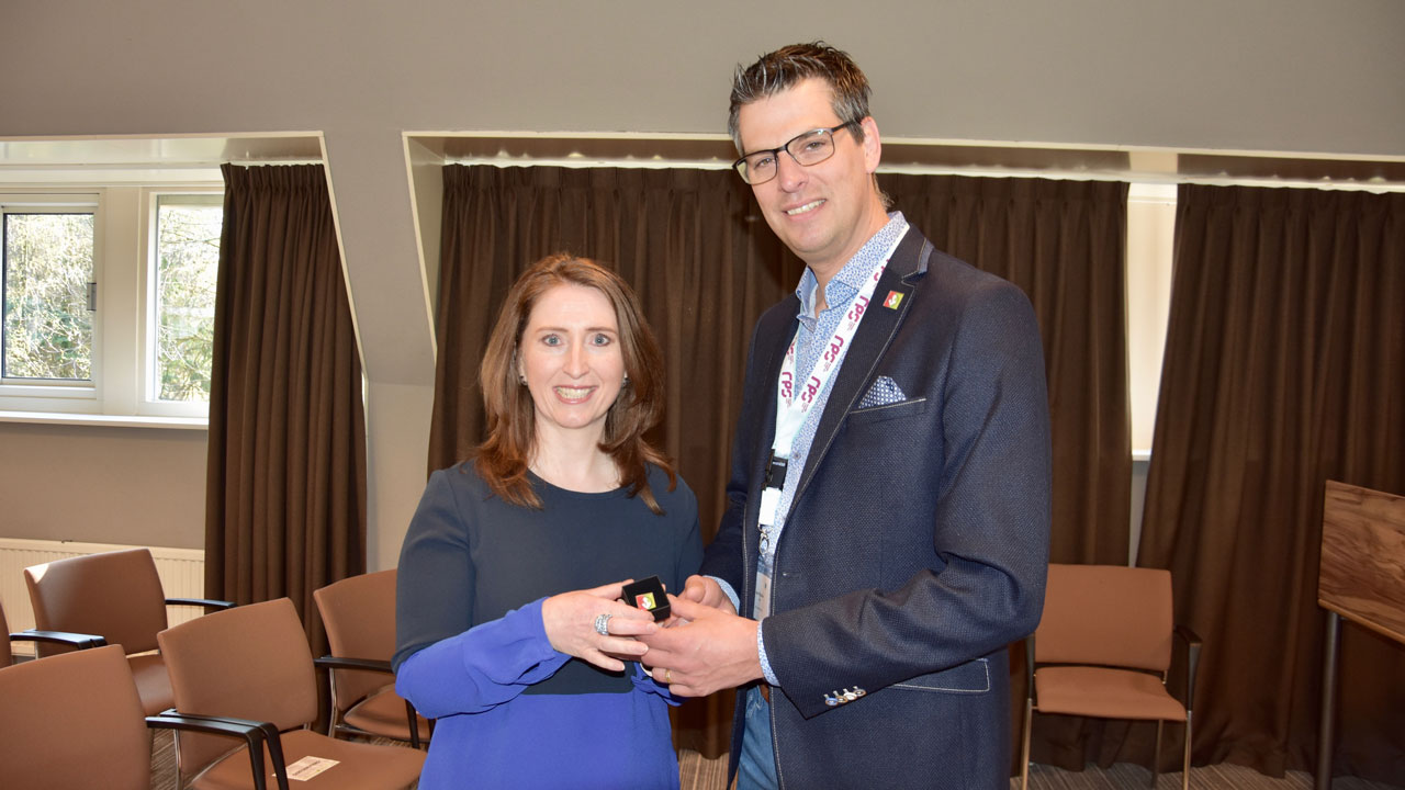 Overhandiging van Speldje voor Opgelucht. Een magazine uitgebracht door Tetra Tech over beroepsziekten