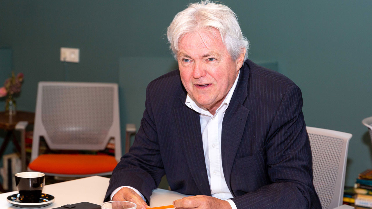 Oprichter Piet Kroon aan tafel in gesprek over de Stichting Nationaal Kennisknooppunt Beroepsziekten