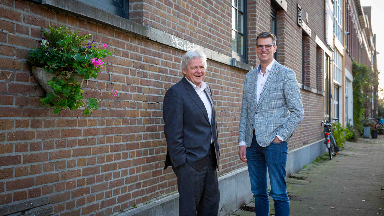 Oprichter Piet Kroon en voorzitter Jan Kegelaer van Stichting Nationaal Kennisknooppunt Beroepsziekten