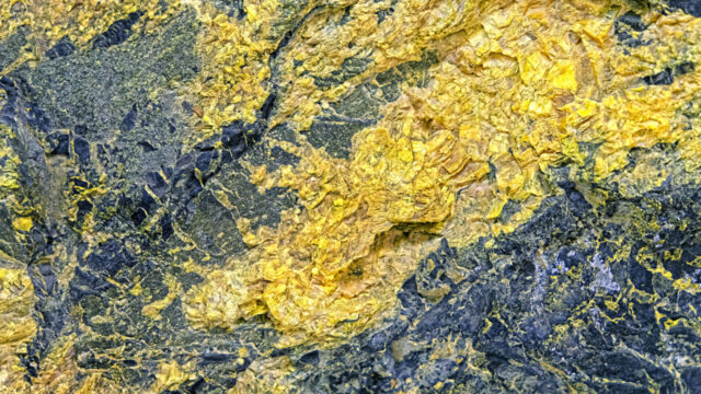 Rots met gele en grijze mineralen, mogelijk arseenhoudend, gebruikt voor analyse van zware metalen