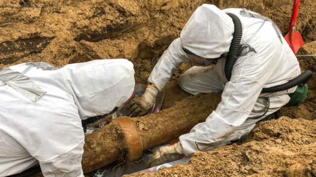 Sanering asbesthoudende kit in gresriool door Tetra Tech in risicoklasse 1, met beschermende kleding en werkzaamheden in gegraven sleuf