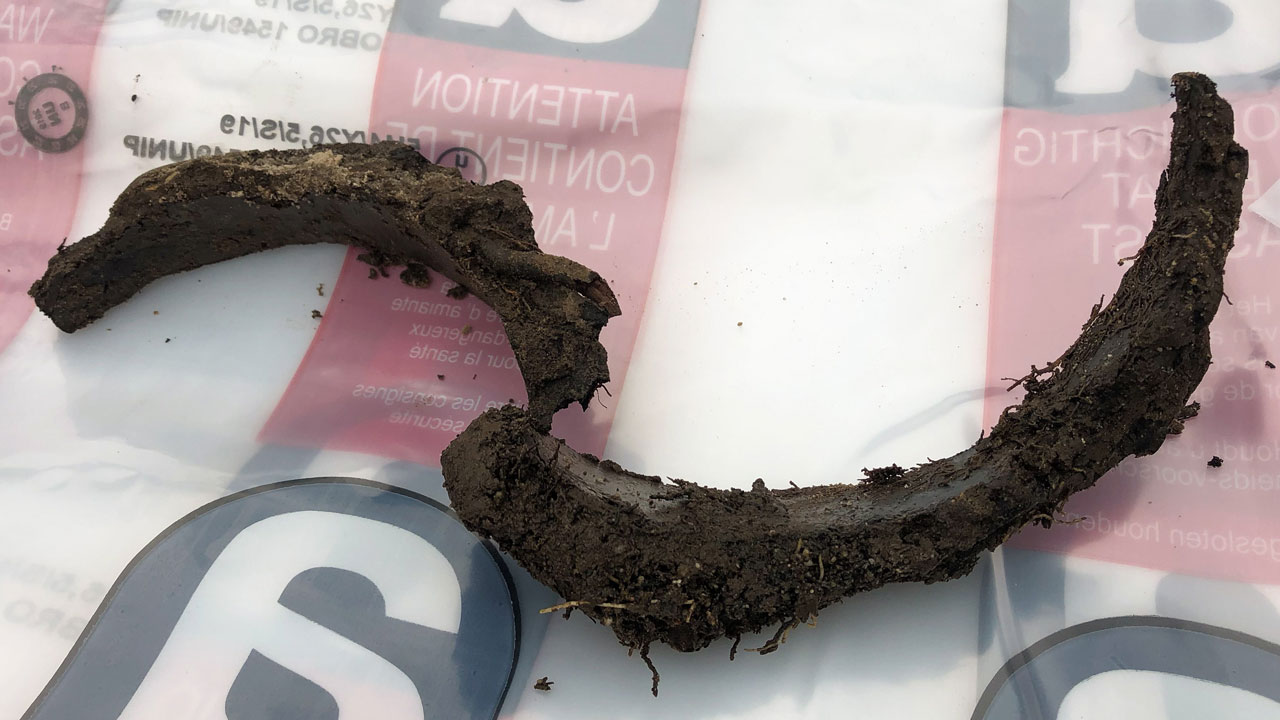 Verwijderde gresrioolstukken met asbesthoudende kit op plastic ondergrond, onderdeel van risicoklasse 1-sanering door Tetra Tech