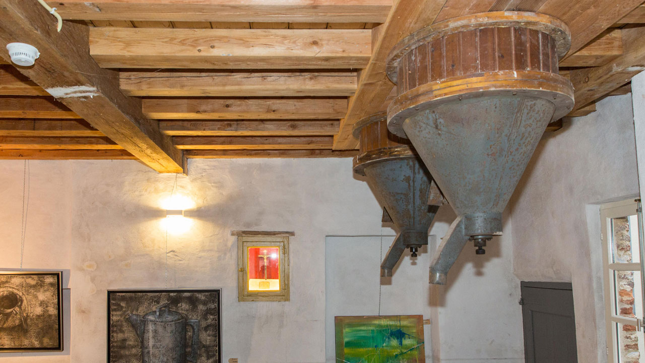 Interieur van voormalige fabriek met kunst aan de muur en industriële elementen, onderdeel van asbestonderzoek en herbestemming