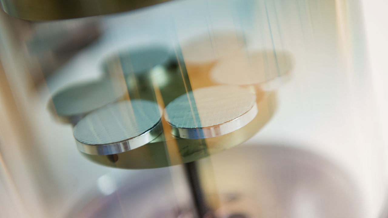 Analytisch instrument met metalen schijven voor laboratoriumanalyse van benzeen en andere vluchtige stoffen