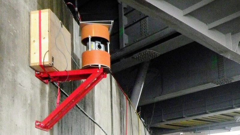 Meetopstelling met sensoren en bekabeling onder brug of viaduct voor structurele monitoring en deformatiemetingen